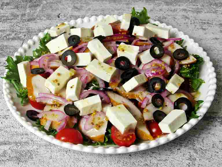 Салат с копченой курицей и сыром