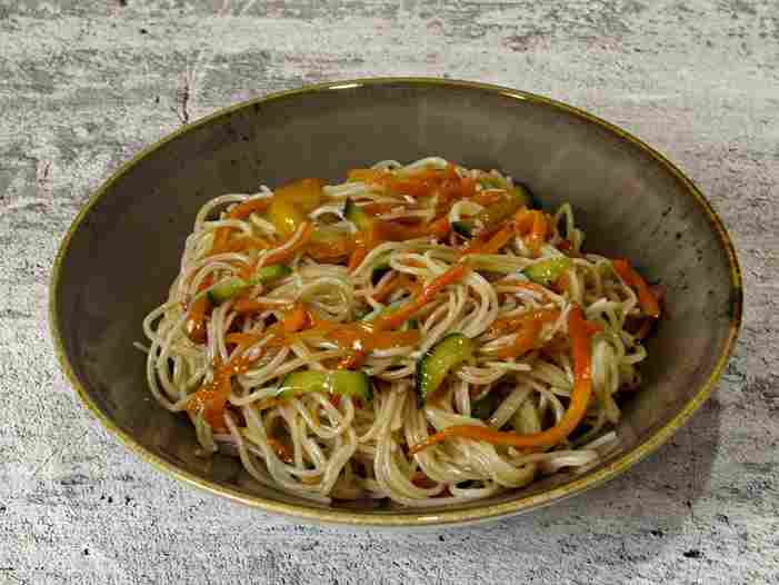 Салат с фунчозой