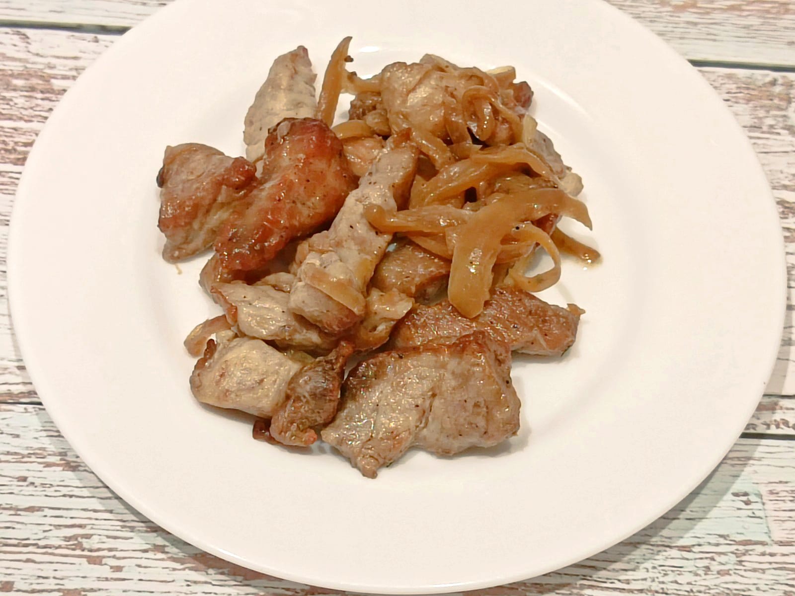 Жареное мясо на сковороде