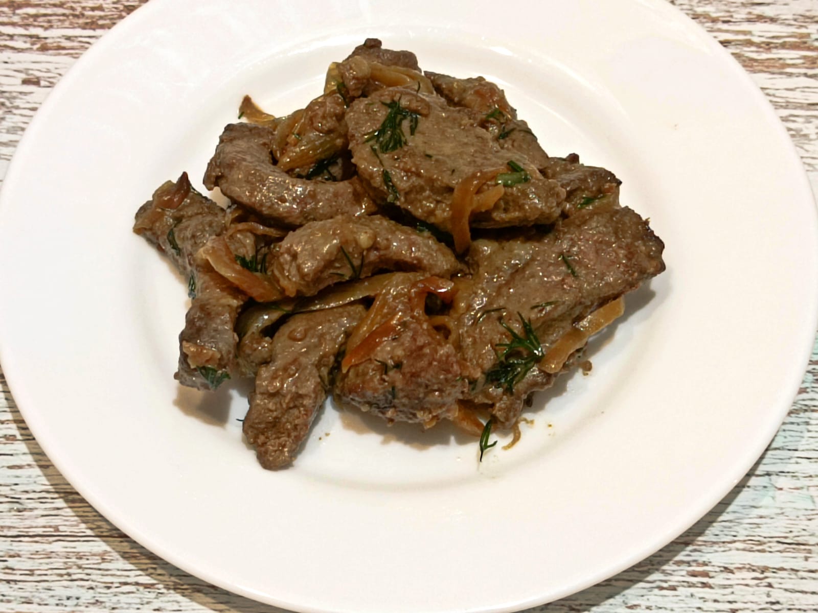 Печень с луком на сковороде